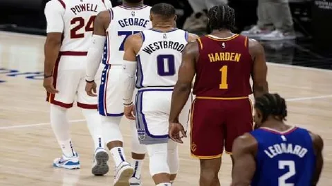 库里全面发力，摘板投三分并组织快攻高效反击！